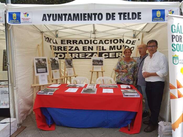 El concejal Juan Francisco Artiles (d) y la asesora Guadalupe Santana, este jueves en la feria junto a un trabajador municipal (Foto TA)
